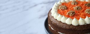 Receta de tarta de zanahoria (carrot cake) Foto de una tarta de zanahoria o carrot cake con decoración de queso crema y zanahoria confitada